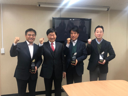 (왼쪽부터) 현대건설 주택사업본부 김태균 상무, 헬리오시티 주영열 조합장, 현대건설 김경호 부장, 이문희 부장. <현대건설 제공>